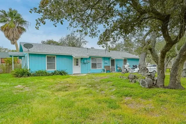 $1,120 | 201 West 3rd Street, Rockport, TX 78382