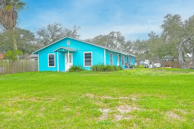 $1,120 | 201 West 3rd Street, Rockport, TX 78382