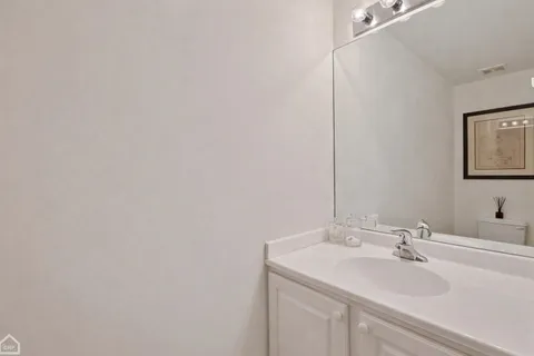 $375,000 | 210 South Desplaines Street, Unit 404, Chicago, IL 60661