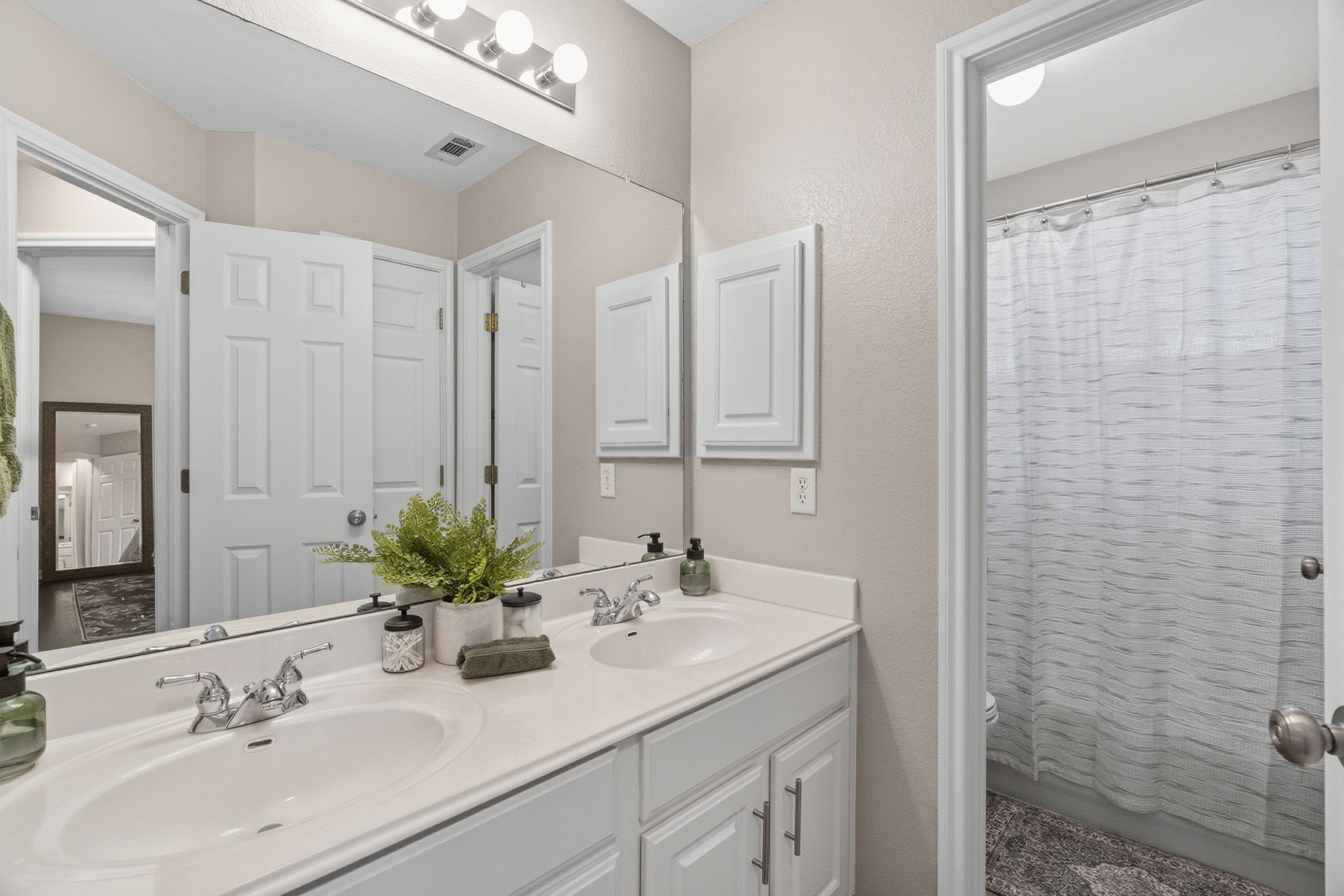 13208 Calf Roping Trail Austin, TX 78727 - Photo 35 of 40 The shared bathroom features a clean, functional design.