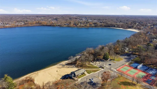 a picture of a city view