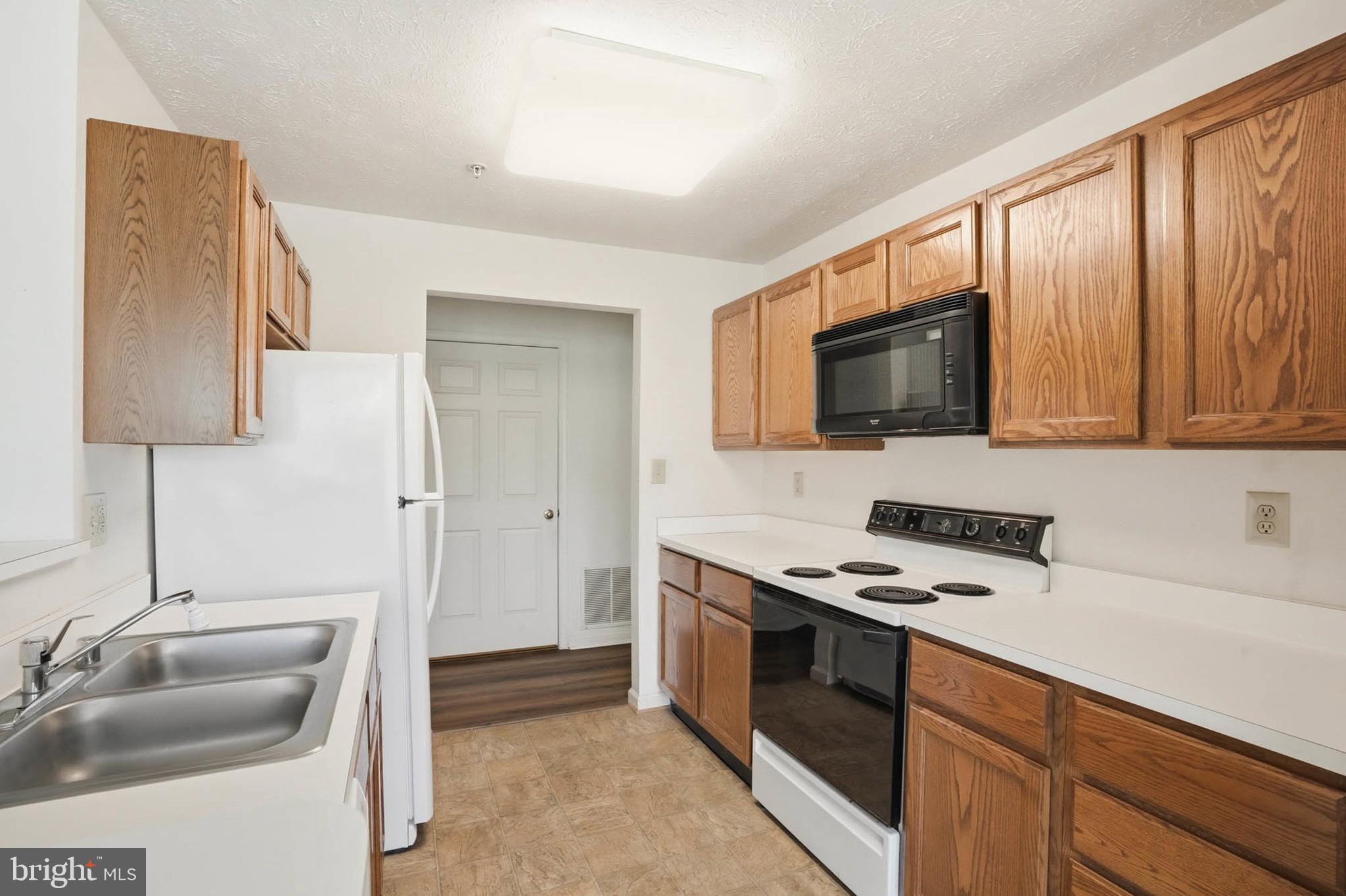 699 Winding Stream Way, Unit 102 Odenton, MD 21113 - Photo 7 of 30 Galley Kitchen