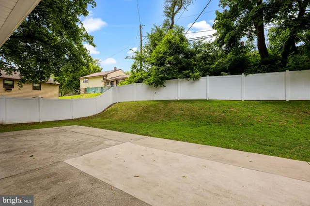 a view of back yard of the house
