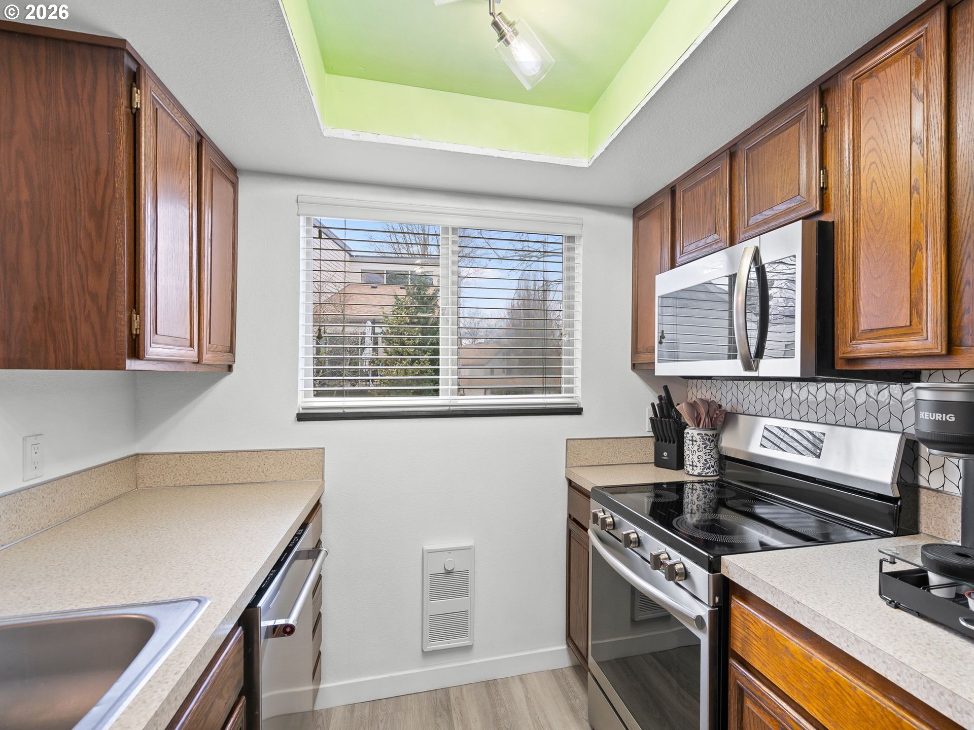 10217 Southwest Trapper Terrace Beaverton, OR 97008 - Photo 5 of 34