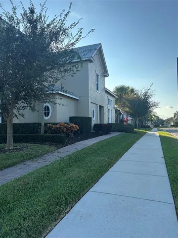 a view of a yard in front of house
