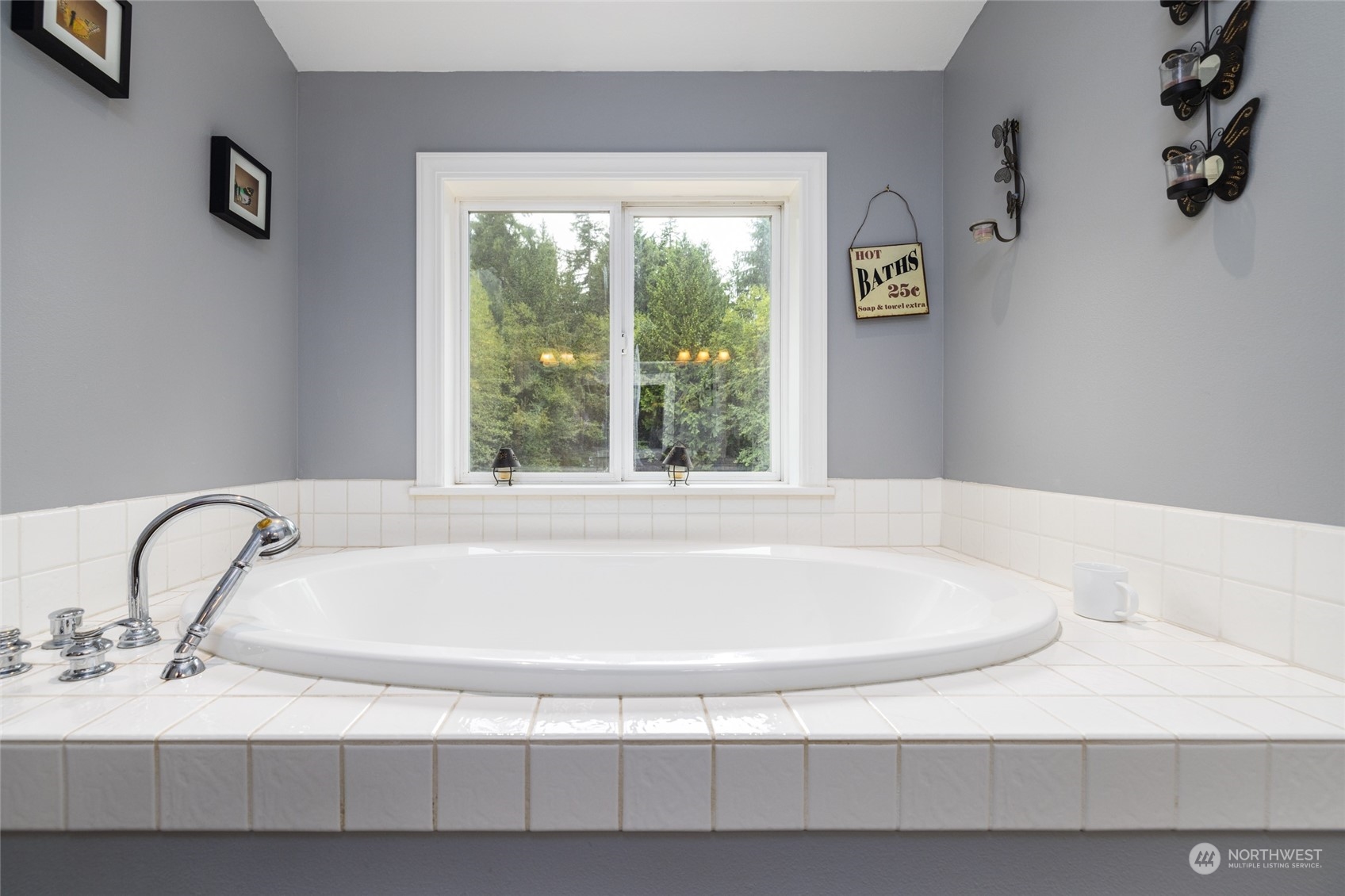 835 Alger Cain Lake Road Sedro-Woolley, WA 98284 - Photo 27 of 38 a bathroom with a bathtub