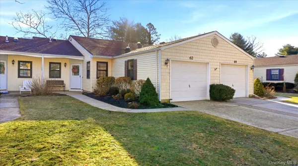 a view of a yard in front of a house