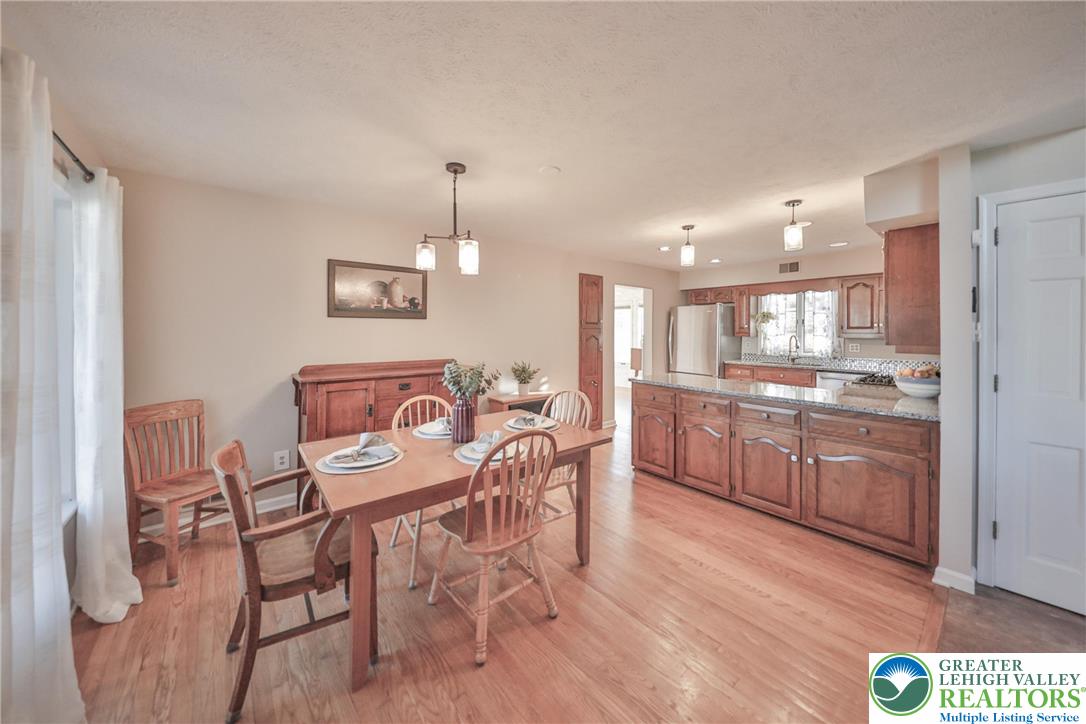 319 West Windsor Road Saylorsburg, PA 18353 - Photo 6 of 55 Open eating area plus an updated kitchen with granite counters and well sized peninsula and plenty of cabinet space.