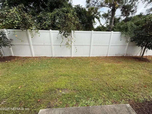 a view of a backyard