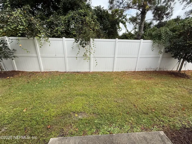 a view of a backyard