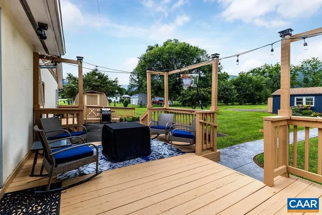 a view of a house with backyard