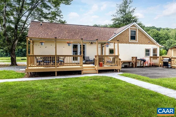 a view of a yard in front of house
