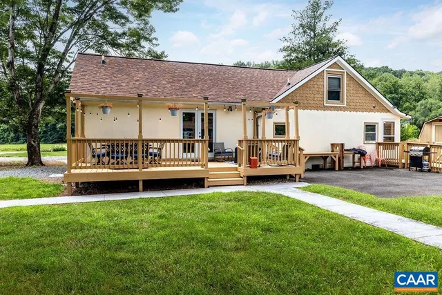 a view of a yard in front of house