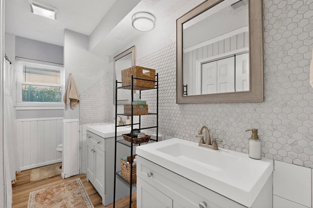 153 Sheri Lane Hurst, TX 76053 - Photo 15 of 16 153 Side - Bathroom