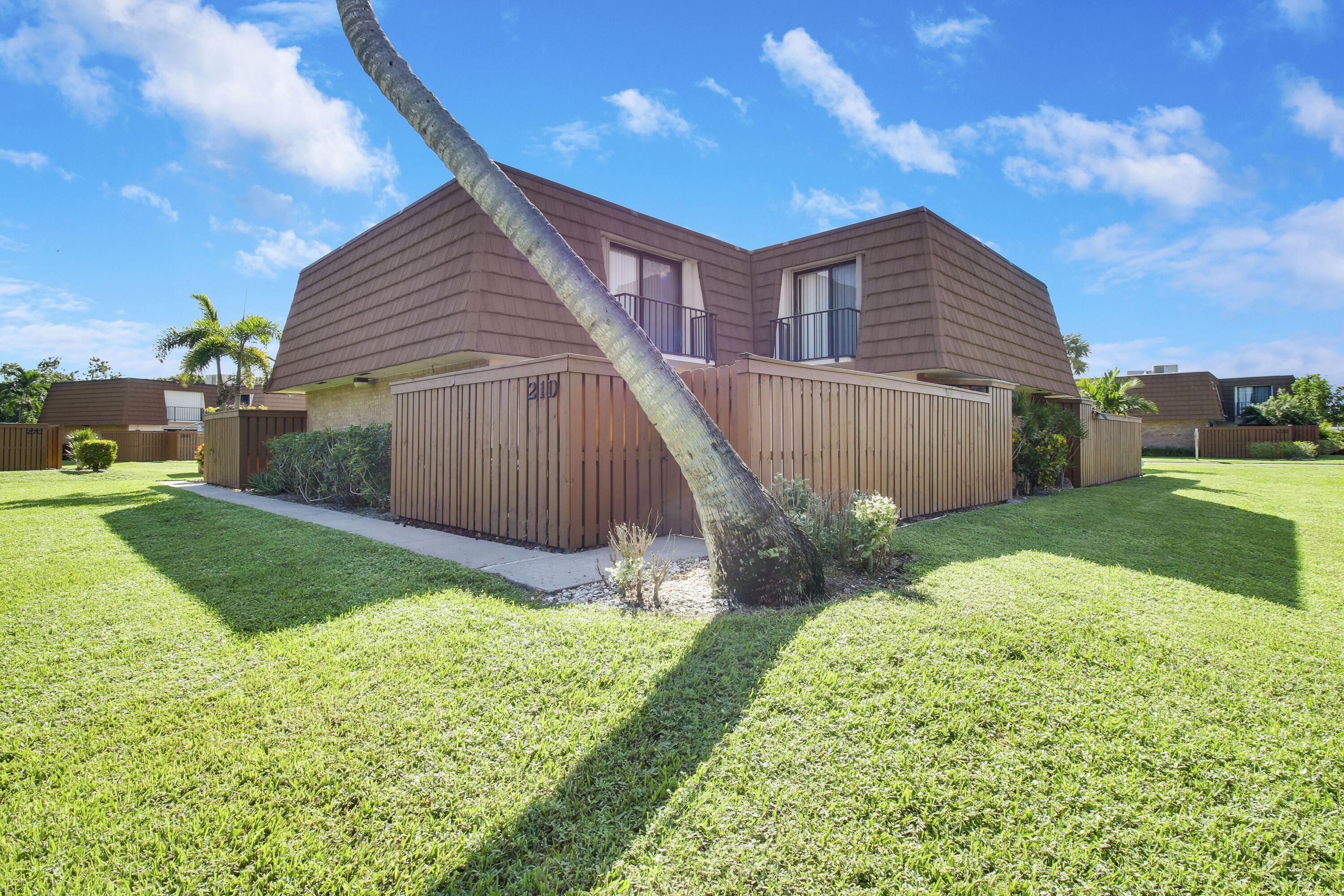 a view of a house with backyard and garden