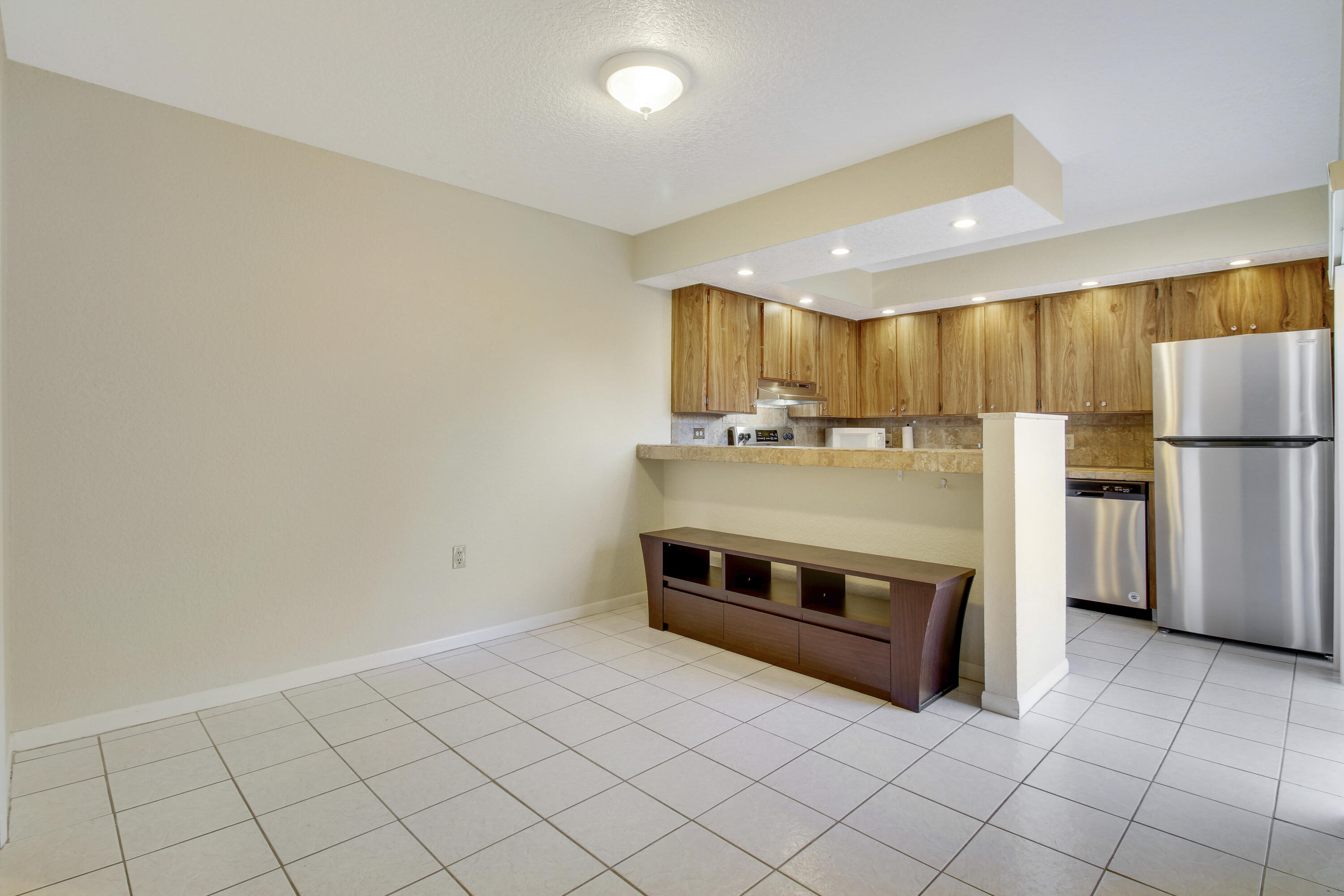 3900 County Line Road, Unit 21D Tequesta, FL 33469 - Photo 7 of 20 a stove top oven sitting inside of a kitchen