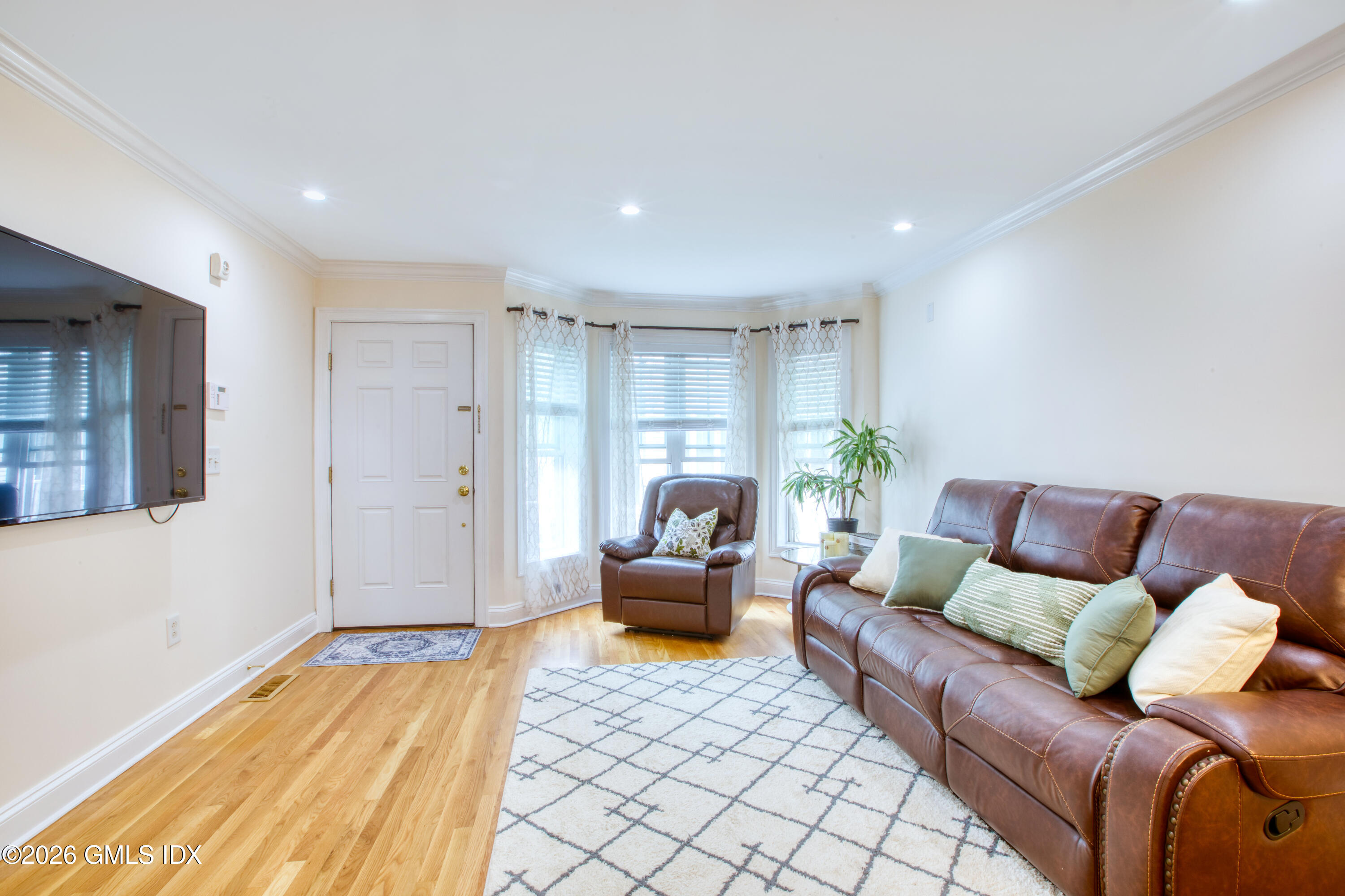 39 Maple Tree Avenue, Unit 40 Stamford, CT 06906 - Photo 5 of 22 39 Maple tree living reverse
