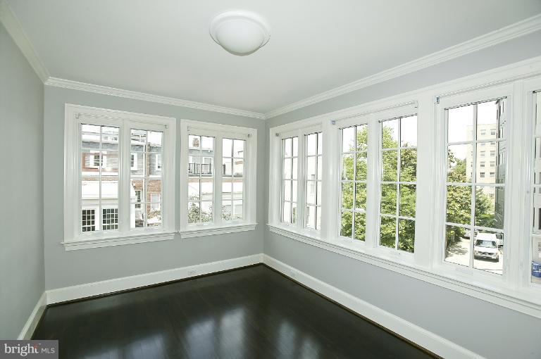 2237 Bancroft Place Northwest Washington, DC 20008 - Photo 11 of 24 Bedroom #2 Sitting Area
