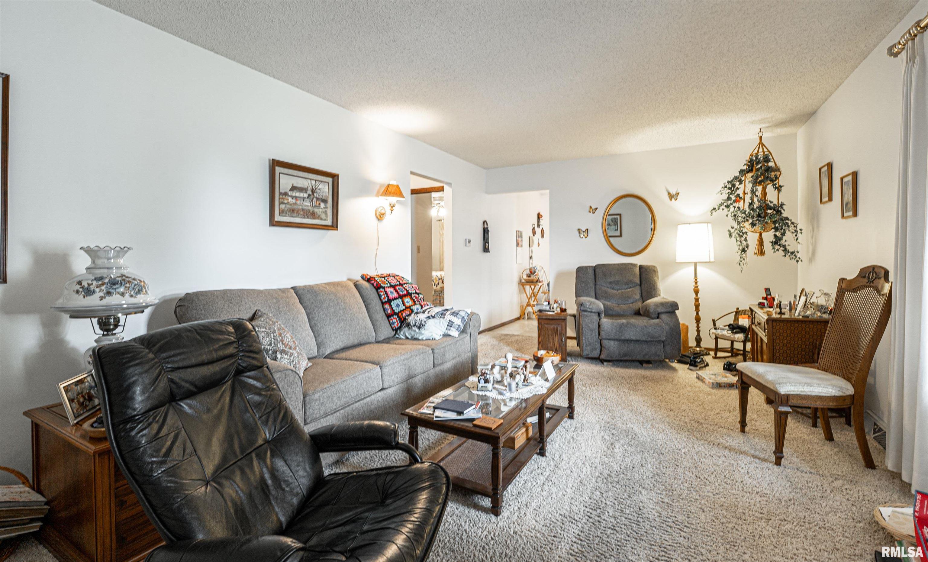 2324 Railsplitter Avenue Lincoln, IL 62656 - Photo 3 of 23 Gallery Image 3