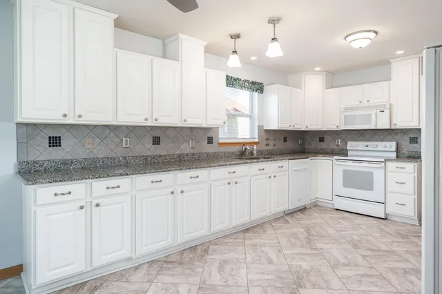 $390,000 | 206 Bear Dusk Way, Belvidere, IL 61008