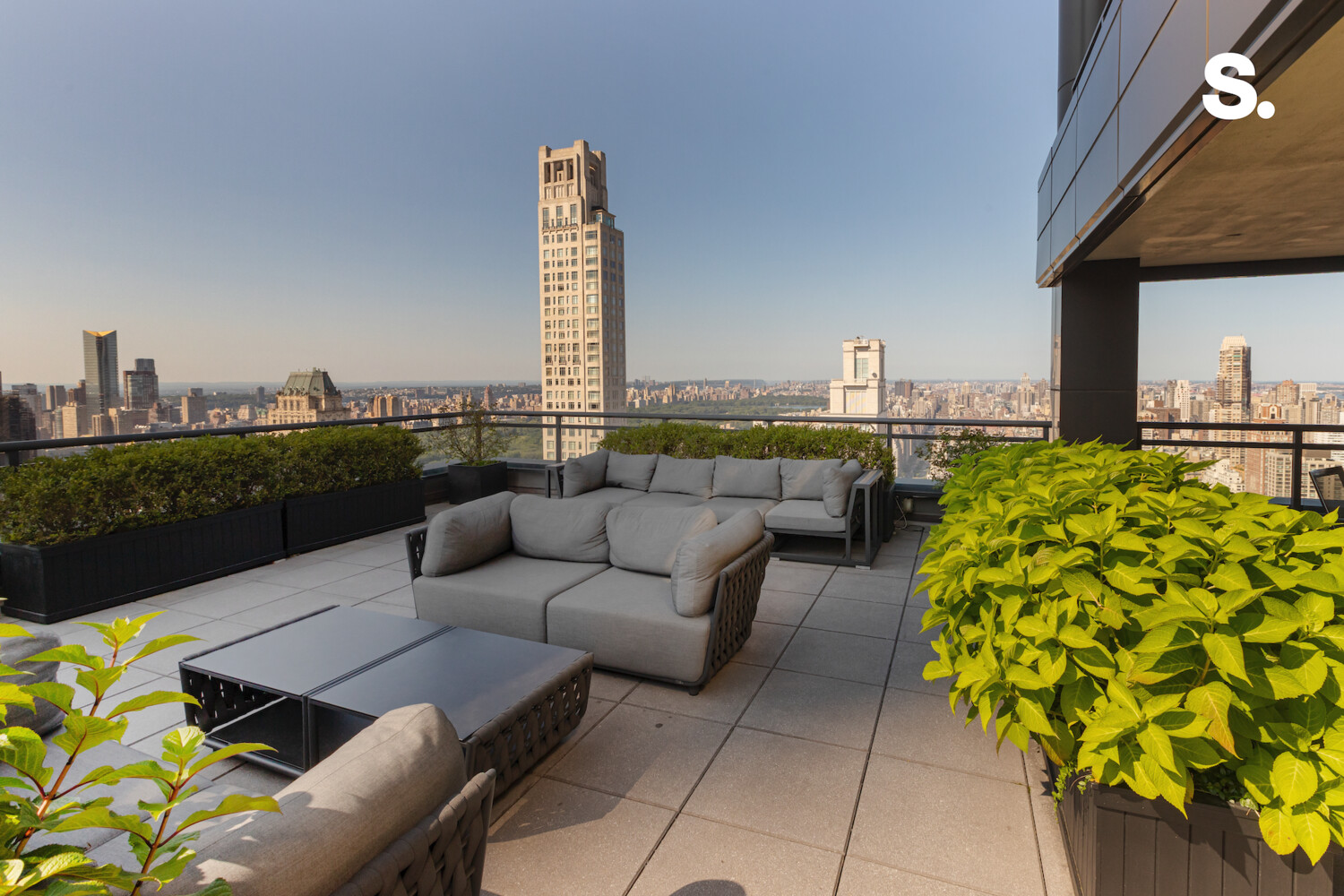 117 East 57th Street, Unit 49D/51D Manhattan, NY 10022 - Photo 36 of 46 a balcony with furniture and a view of lake