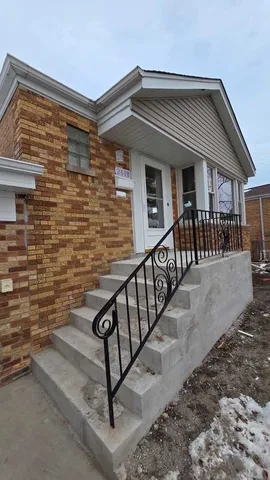 $373,000 | 2608 West 97th Street, Evergreen Park, IL 60805