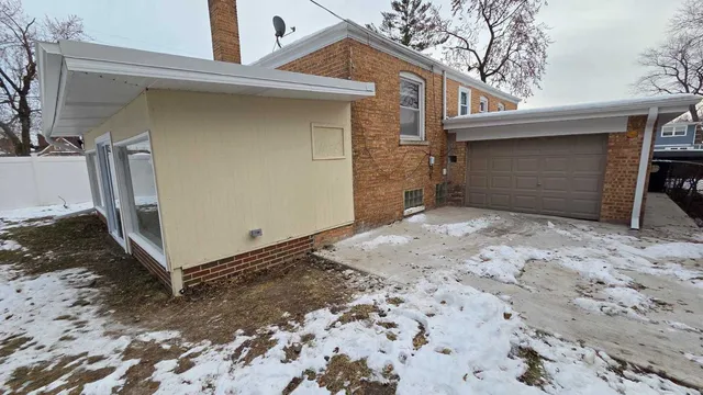 $373,000 | 2608 West 97th Street, Evergreen Park, IL 60805