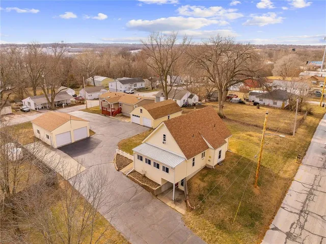 $425,000 | 8215 Schell Road, Pleasant Valley, MO 64068