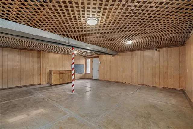 $425,000 | 8215 Schell Road, Pleasant Valley, MO 64068