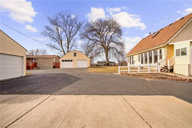 $425,000 | 8215 Schell Road, Pleasant Valley, MO 64068