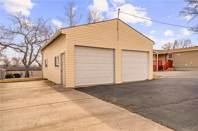 $425,000 | 8215 Schell Road, Pleasant Valley, MO 64068