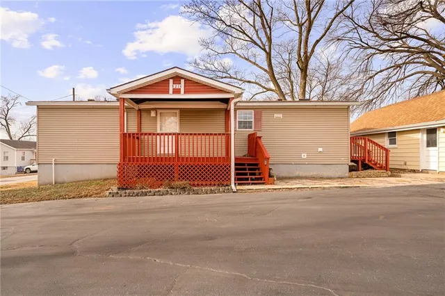 $425,000 | 8215 Schell Road, Pleasant Valley, MO 64068