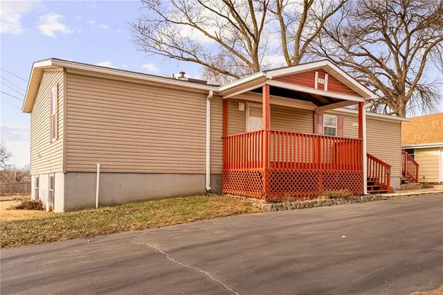 $425,000 | 8215 Schell Road, Pleasant Valley, MO 64068