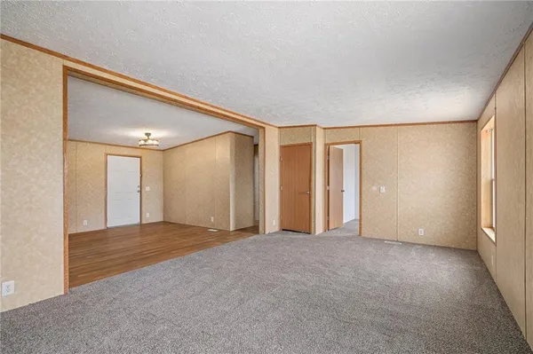 $425,000 | 8215 Schell Road, Pleasant Valley, MO 64068