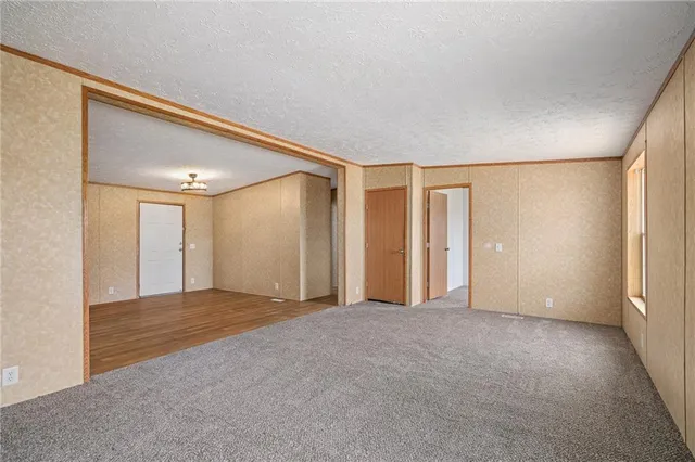 $425,000 | 8215 Schell Road, Pleasant Valley, MO 64068