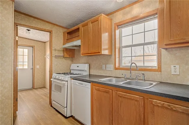 $425,000 | 8215 Schell Road, Pleasant Valley, MO 64068