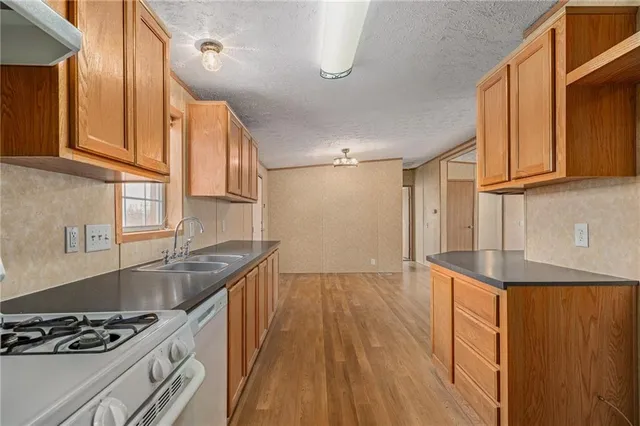 $425,000 | 8215 Schell Road, Pleasant Valley, MO 64068