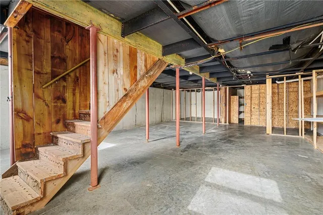 $425,000 | 8215 Schell Road, Pleasant Valley, MO 64068