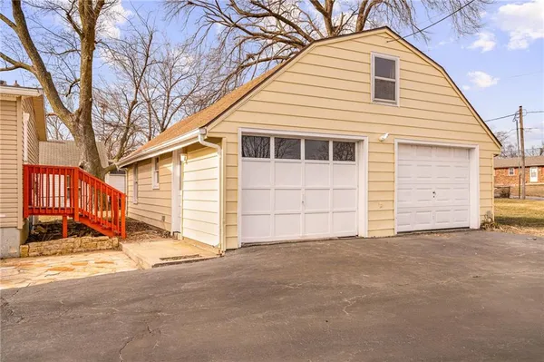$425,000 | 8215 Schell Road, Pleasant Valley, MO 64068