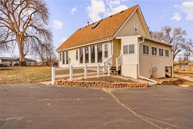 $425,000 | 8215 Schell Road, Pleasant Valley, MO 64068