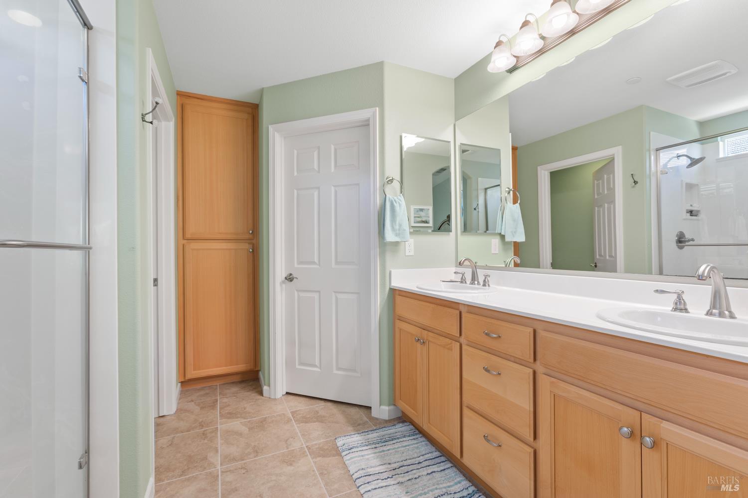 412 Spring Creek Drive Rio Vista, CA 94571 - Photo 21 of 42 a spacious bathroom with a double vanity sink and a mirror