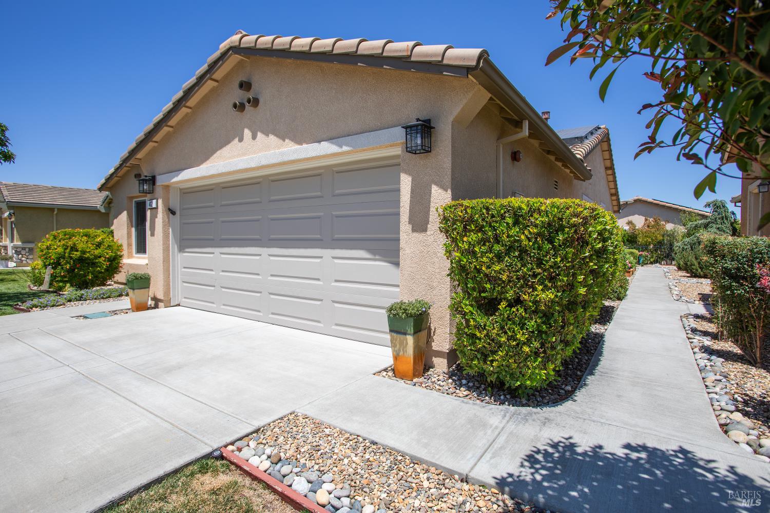 412 Spring Creek Drive Rio Vista, CA 94571 - Photo 4 of 42 a view of a back yard of the house