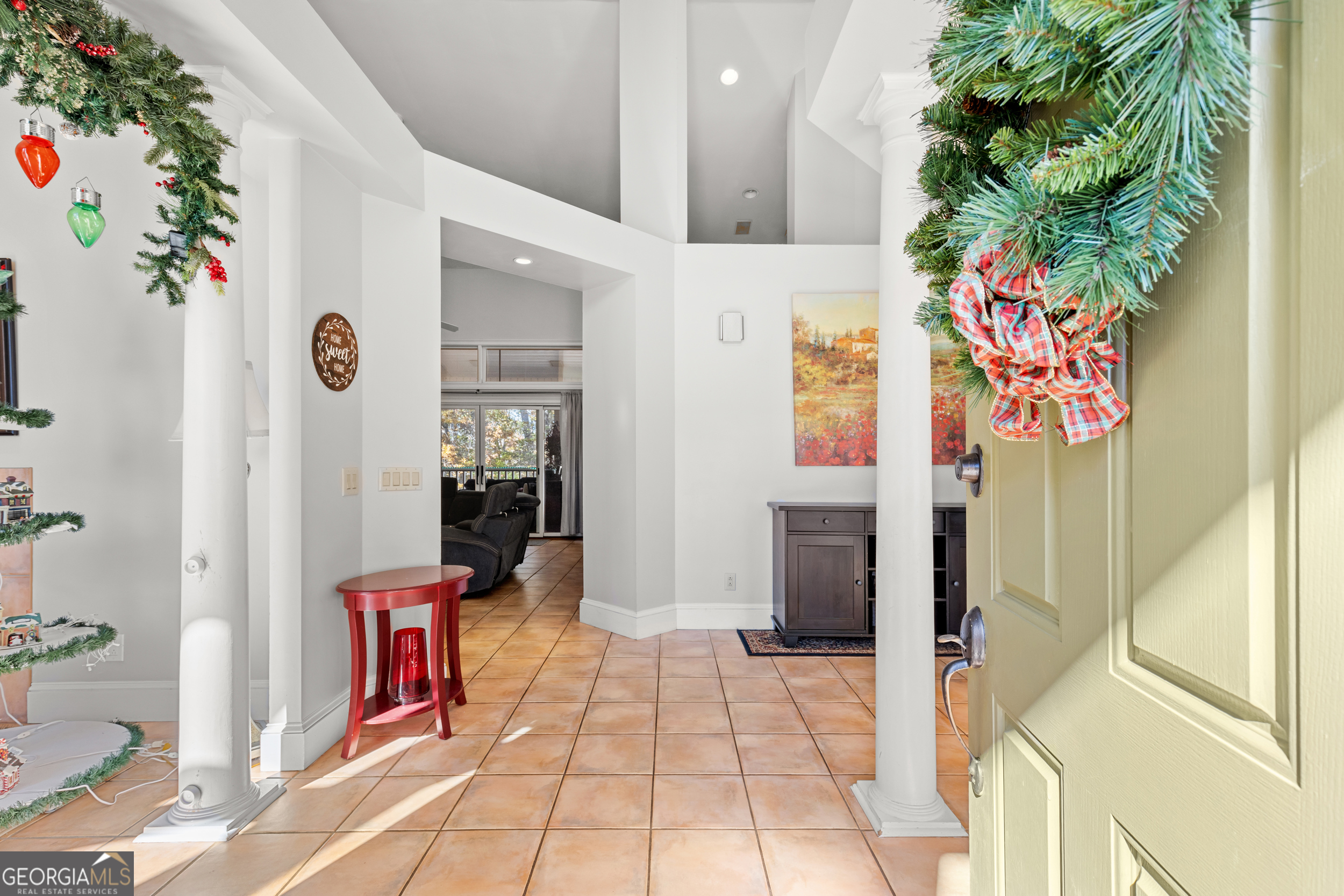593 Cross Creek Drive Toccoa, GA 30577 - Photo 8 of 55 a bath room with a table and a potted plant