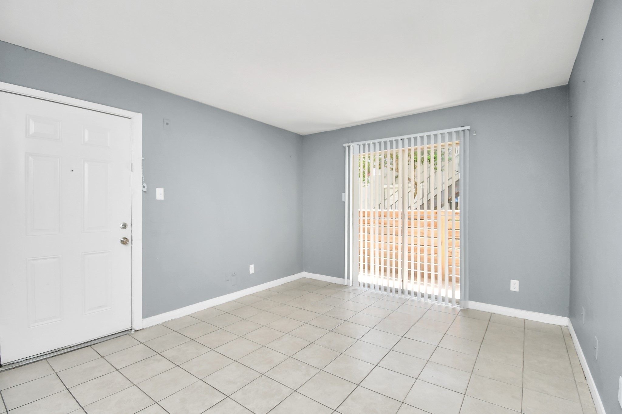 5959 Bonhomme Road, Unit 204R Houston, TX 77036 - Photo 16 of 27 a view of an empty room with a window