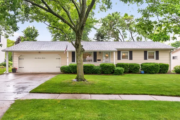 $295,000 | 633 Emmert Drive, Sycamore, IL 60178