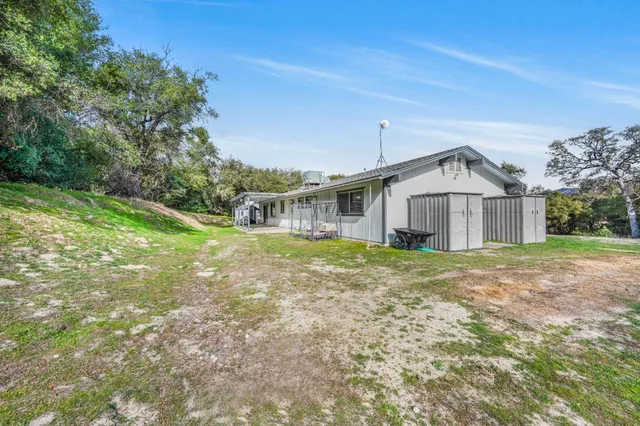 a view of a house with backyard and garden