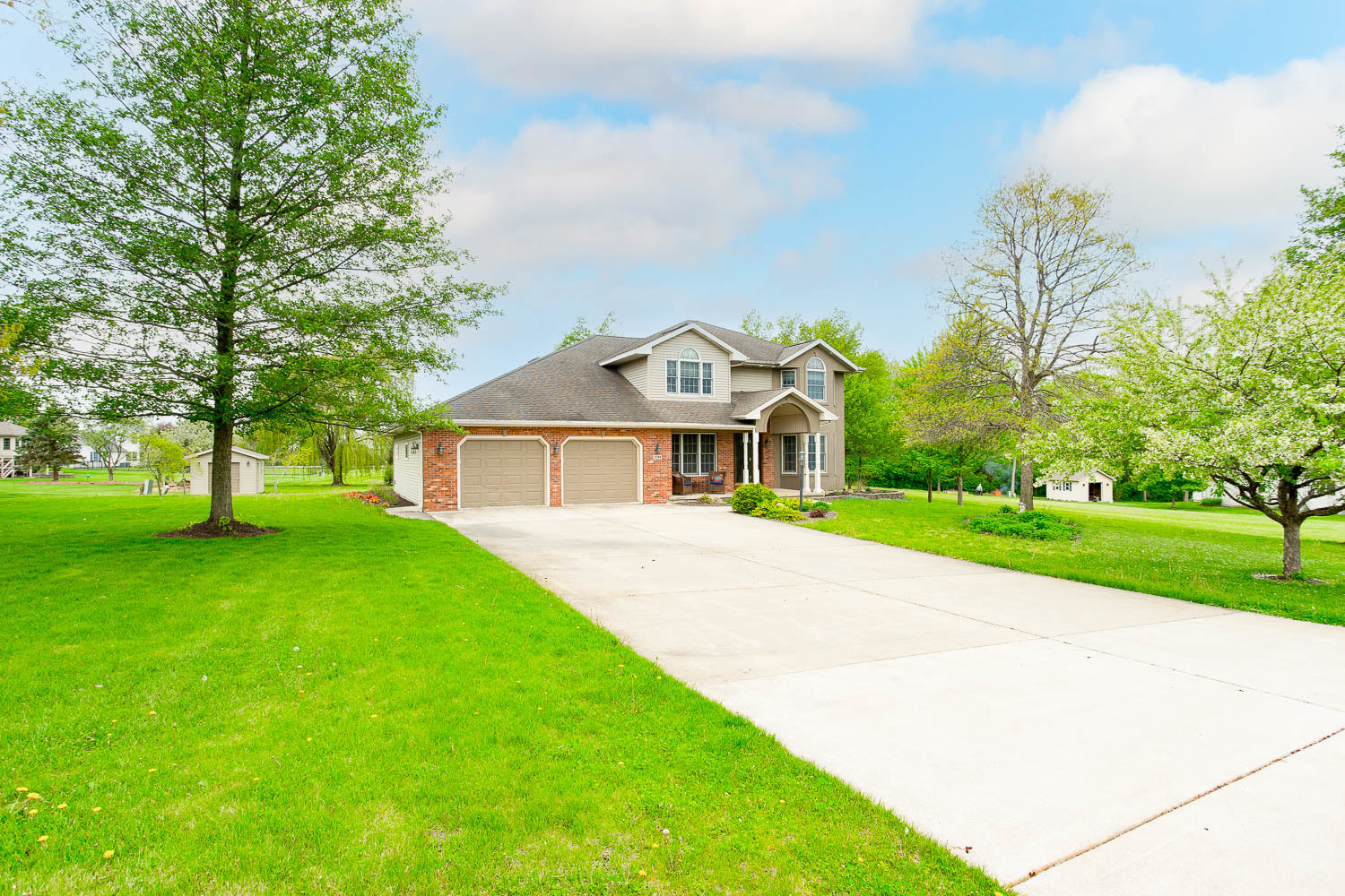 2394 Valley View Drive Kankakee, IL 60901 - Photo 18 of 73 a front view of a house with garden