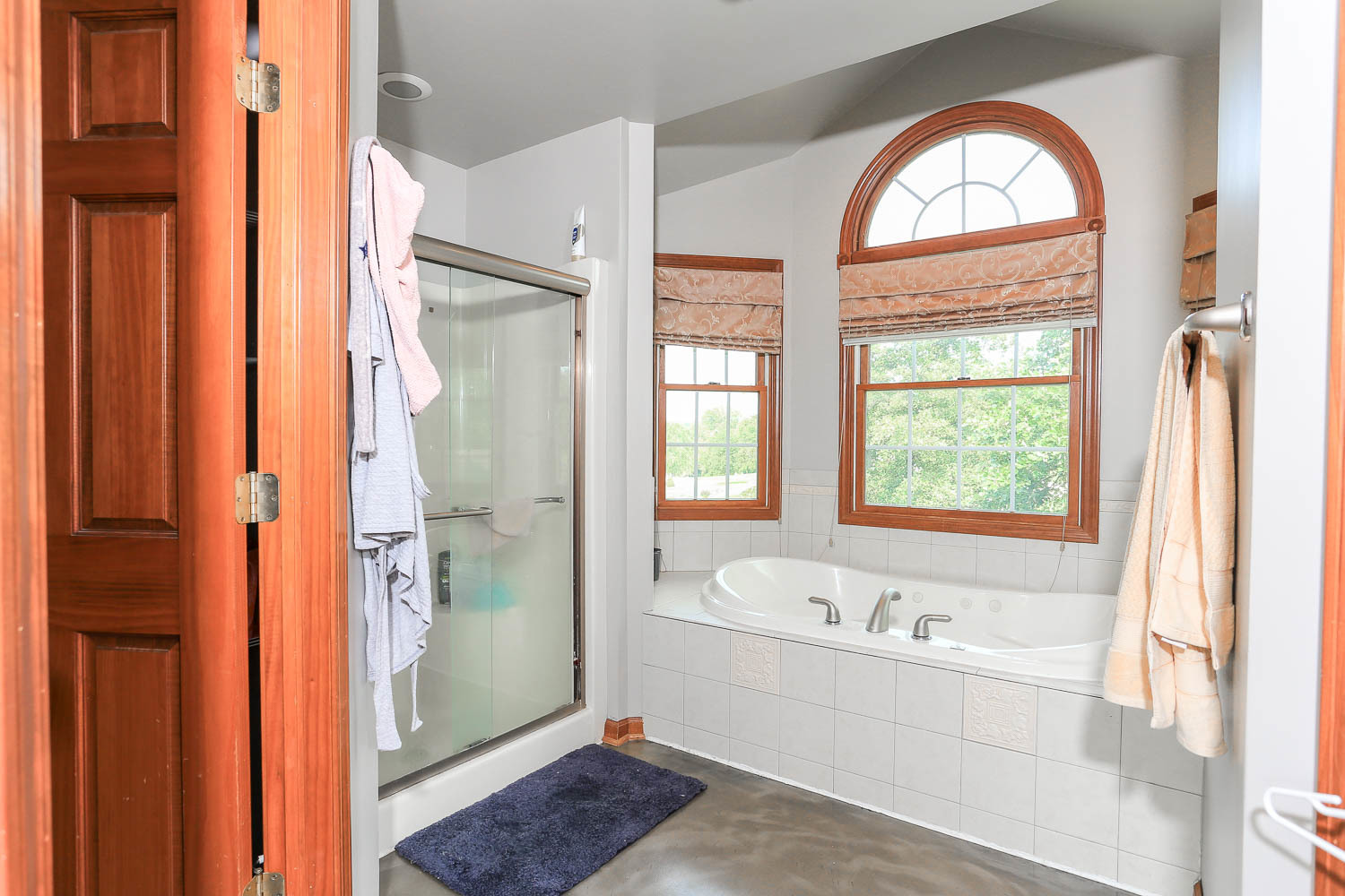 2394 Valley View Drive Kankakee, IL 60901 - Photo 40 of 73 a bathroom with a bathtub and a shower
