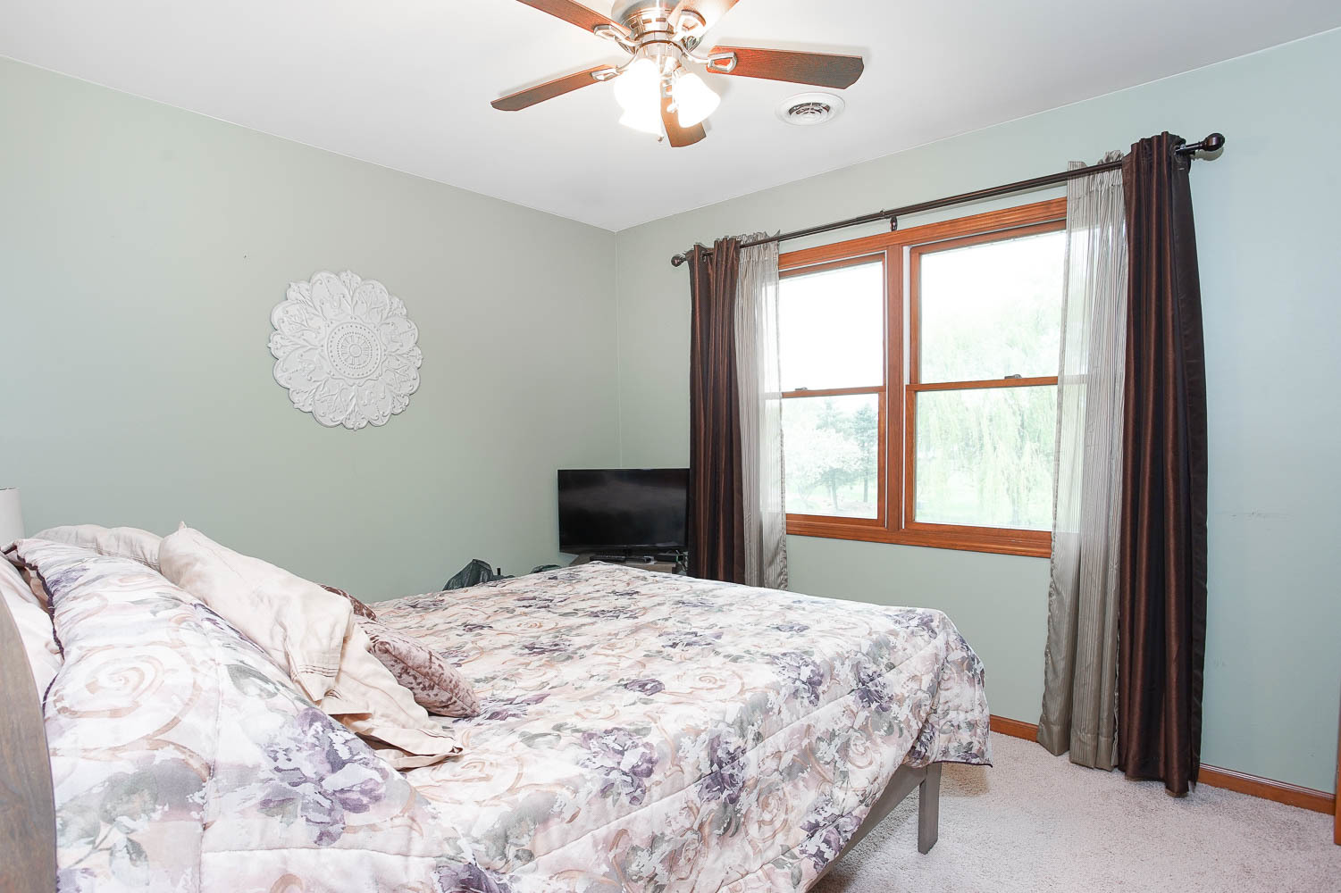 2394 Valley View Drive Kankakee, IL 60901 - Photo 45 of 73 a bedroom with a large bed and a window