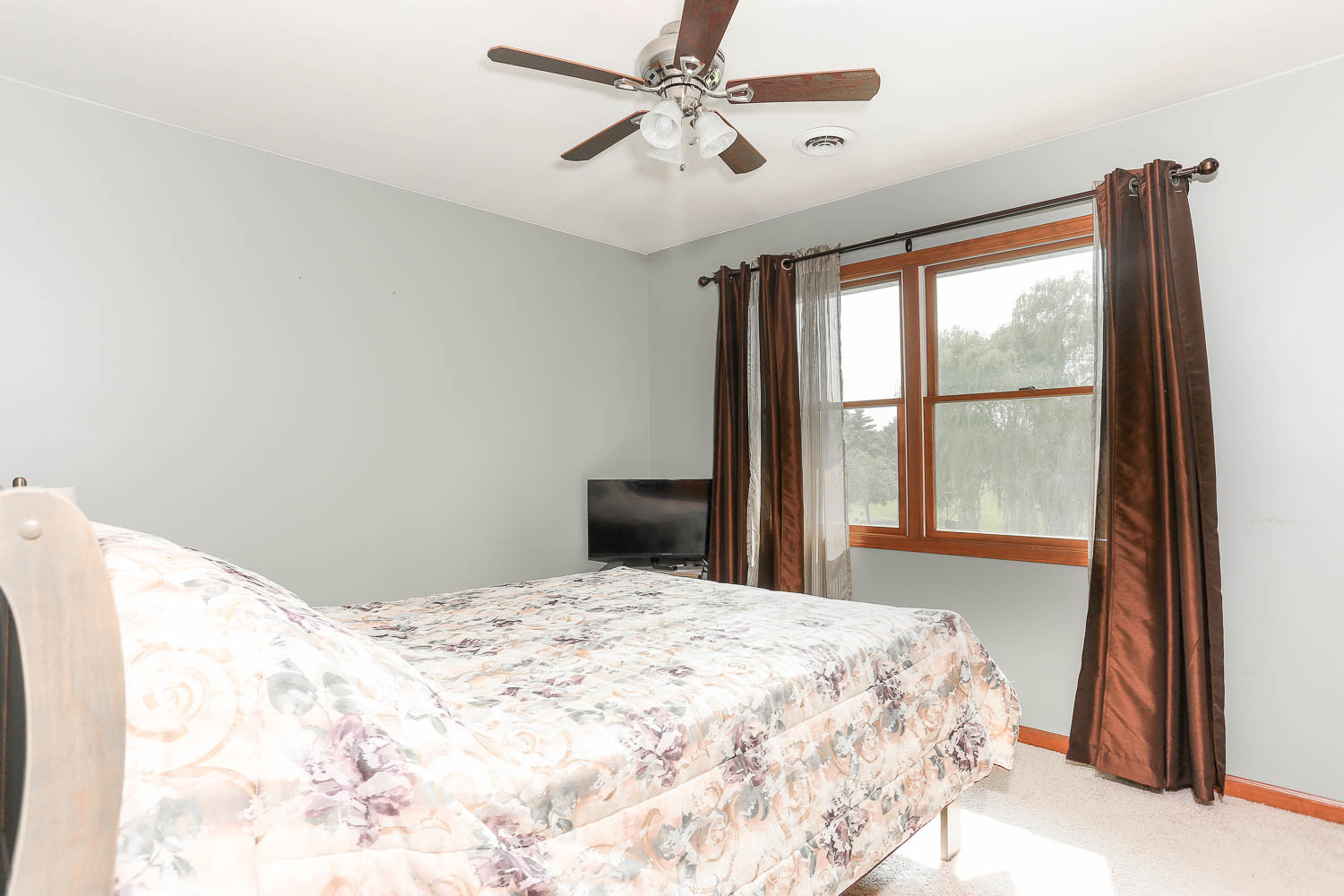 2394 Valley View Drive Kankakee, IL 60901 - Photo 48 of 73 a bedroom with a large bed and a large window